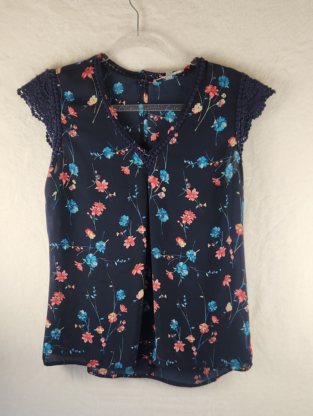 Daniel Rainn Navy Floral V-Neck Cap Sleeve Blouse - Picture 3 of 16